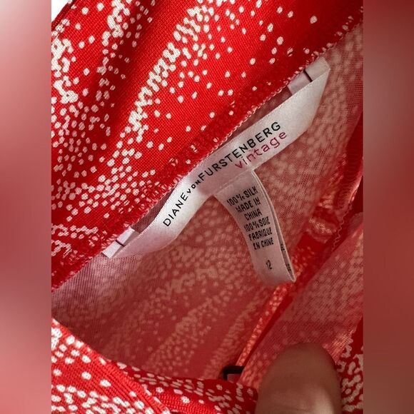 Elegant Red Patterned Dress - Picture 4 of 5